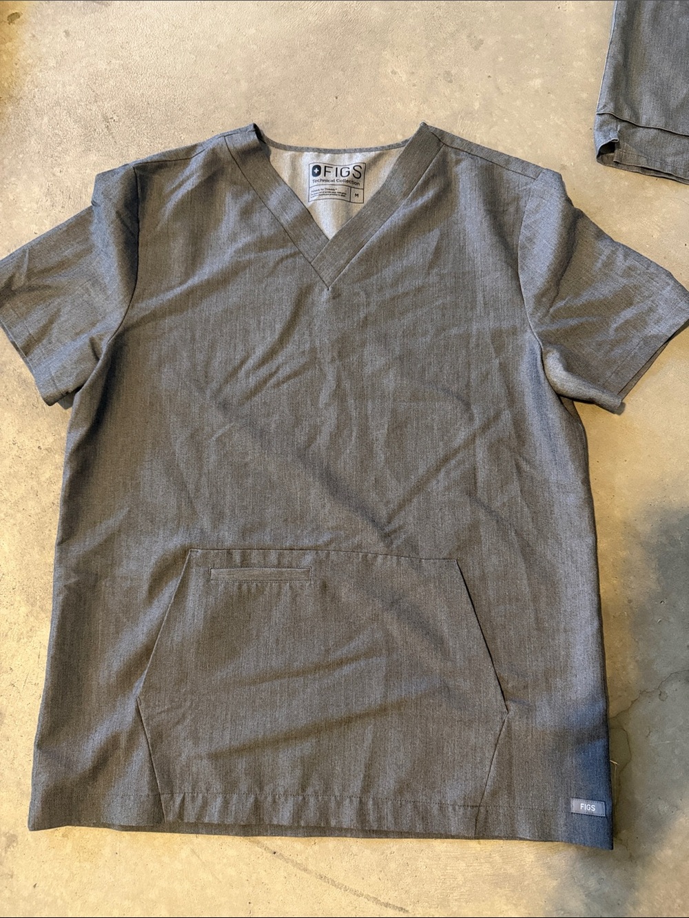 FIGS Men’s Charcoal Gray V-Neck Scrub Top Kangaroo Pocket Sz M